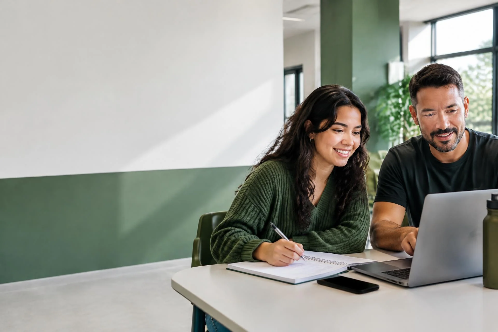 Estudantes adultos com notebook em ambiente acadêmico moderno — imagem ilustrativa